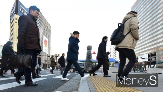 [머니S포토] 출근 발걸음 재촉하는 시민들