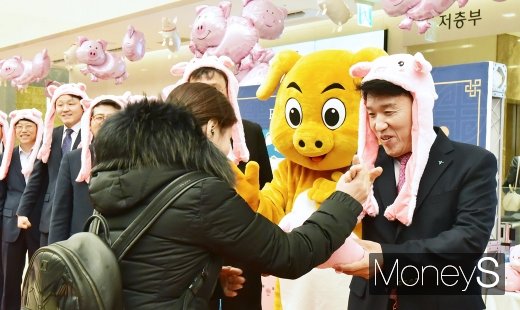[머니S포토] 함영주 하나은행장, 직원들과 새해 인사