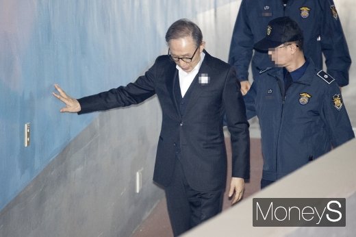 [머니S포토] 벽 짚고 항소심 공판 출석하는 MB