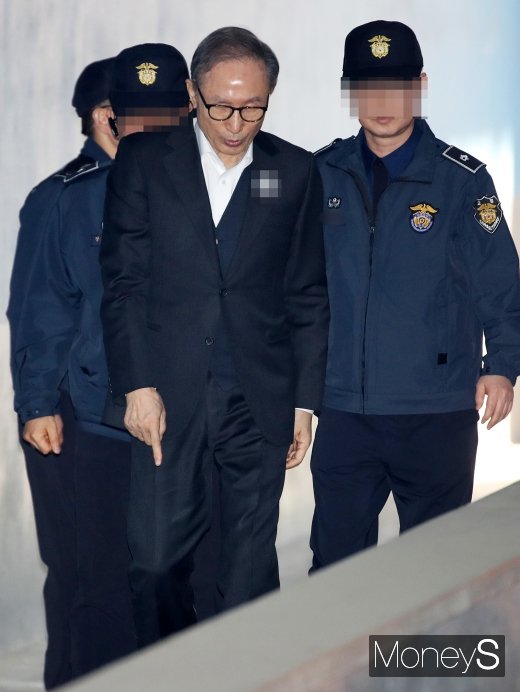 [머니S포토] 다스 항소심 첫 공판, 바닥 가리키는 MB