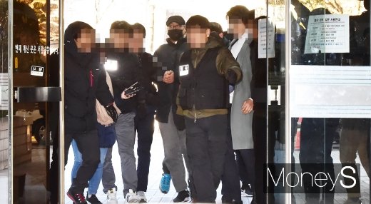 [머니S포토] 법정 도착한 의사 살해범