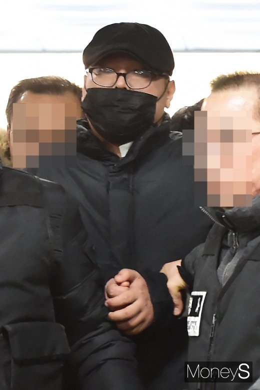 [머니S포토] 의사 살해범, 법원 도착