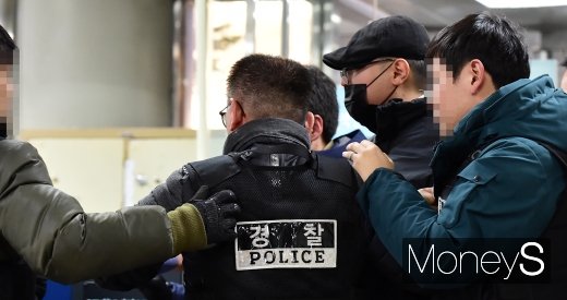[머니S포토] 법정 향하는 의사 살해범