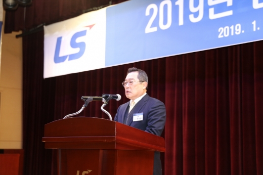 구자열 LS그룹 회장이 2일 경기도 안양 LS타워에서 개최된 2019년 신년하례 행사에서 신년사를 하고 있다. /사진=LS