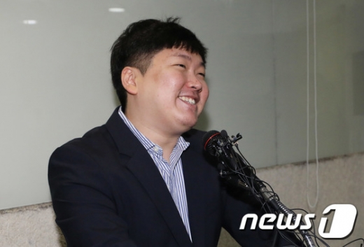 신재민 전 기획재정부 사무관이 2일 오후 서울 강남구 역삼동의 한 빌딩에서 입장을 밝혔다./사진=뉴스1 이재명 기자