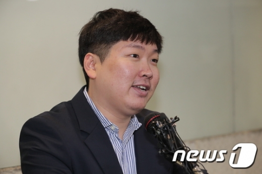 신재민 전 기획재정부 사무관이 2일 오후 서울 강남구 역삼동의 한 빌딩에서 입장을 밝히고 있다. 신 전 사무관은 최근 자신의 유튜브를 통해 KT&G 사장 교체에 청와대가 개입했다는 문건을 입수했고 이를 언론사에 제보했다고 밝혔다. 또 청와대가 기재부에 4조원 규모의 적자국채를 추가 발행하라고 강압적으로 지시했다고 폭로했다./사진=뉴스1