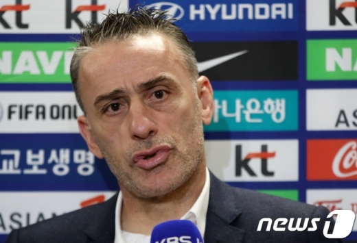 파울루 벤투 감독은 58년 만에 한국에 AFC 아시안컵 우승컵을 안길 수 있을까. /사진=뉴스1 