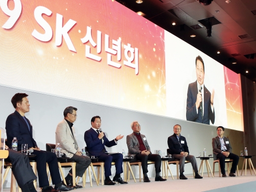 최태원 SK그룹 회장이 2일 서울 광장동 워커힐 호텔에서 열린 2019년 신년회에서 행복을 주제로 주요 관계사 CEO들의 대담이 진행된 뒤 마무리 발언을 하고 있다. / 사진=SK그룹