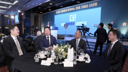 2일 서울 여의도 중소기업중앙회에서 열린 '문재인 대통령과 함께하는 2019 기해년 신년회'에서 이재용(왼쪽부터) 삼성전자 부회장, 최태원 SK그룹 회장, 정의선 현대차그룹 부회장, 구광모 LG그룹 회장이 환담하고 있다. / 사진=뉴시스 전신 기자