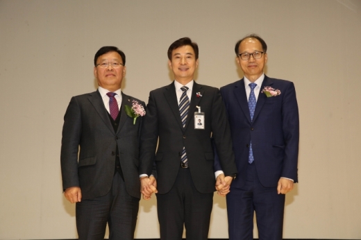 ▲ 2일 화성시청 대강당에서 열린 부시장 이취임식에서 서철모 시장(중앙), 전임 화성태 부시장(오른쪽), 신임 박덕순 부시장이 기념촬영을 하고 있다. / 사진제공=화성시