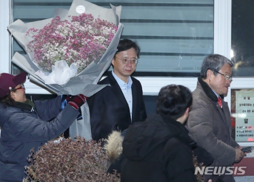 우병우 전 청와대 민정수석이 구속기간 만료로 석방돼 3일 새벽 경기 의왕시 서울구치소를 나왔다./사진=뉴시스 이윤청 기자