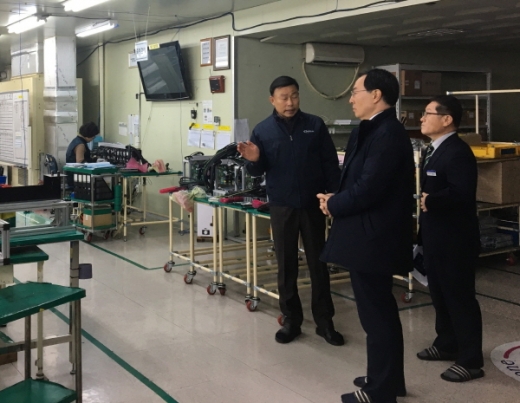 문승욱 경제부지사(가운데)가 미래신산업 선도기업을 방문해 애로사항을 청취했다./사진=경남도