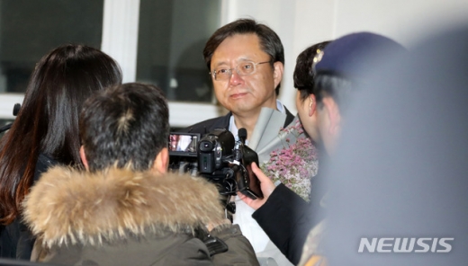 우병우 전 청와대 민정수석이 3일 오전 경기 의왕시 서울구치소에서 구속기한 만료로 1년 만에 석방되고 있다. /사진=뉴시스