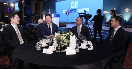 이재용(왼쪽부터) 삼성전자 부회장, 최태원 SK그룹 회장, 정의선 현대자동차 부회장, 구광모 LG그룹 회장이 2일 서울 여의도 중소기업중앙회에서 열린 2019 기해년 신년회에 참석해 환담을 하고 있다. / 사진=뉴시스 전신 기자 