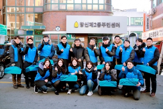 지난해 12월31일 서울시 창신2동주민센터에서 진행된 '사랑의 사과 배달식'에서 정원재 우리카드 사장(두번째줄 왼쪽 5번째)과 와이파이 회원들이 기념 촬영을 하고 있다. /사진=우리카드
