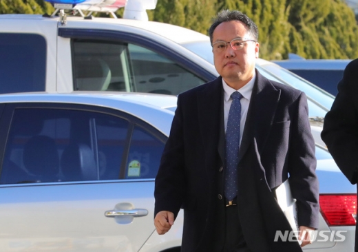 상습 폭행 등의 혐의를 받고 있는 송명빈 마커그룹 대표가 3일 오전 서울 양천구 강서경찰서에 출석했다./사진=뉴시스 배훈식 기자