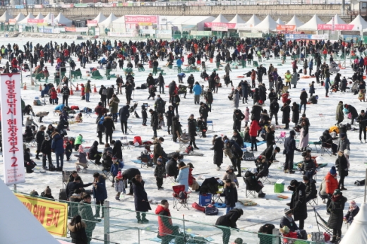 지난해 1월28일 폐막일에도 붐비는 화천산천어축제 현장. /사진=뉴스1 DB