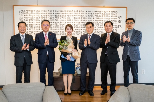 송종욱 광주은행장(왼쪽 2번째)과 김선미 차장(왼쪽 3번째).