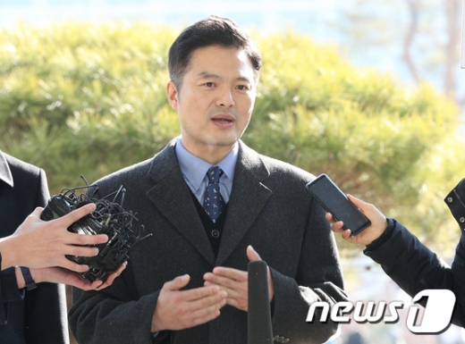 민간인 사찰 의혹을 제기한 전 청와대 감찰반원 김태우 검찰수사관이 검찰의 참고인 조사를 받기 위해 3일 오후 서울 송파구 서울동부지방검찰청으로 들어서고 있다. /사진=뉴스1