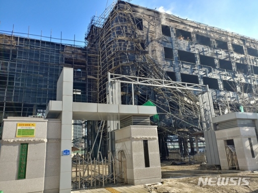 3일 오전 충남 천안시 차암초등학교 교실 증축 공사 현장에서 화재가 발생했다. /사진=뉴시스