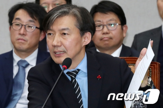 조국 청와대 민정수석이 지난달 31일 서울 여의도 국회에서 열린 운영위원회 전체회의에서 의원들의 질의에 답하고 있다. 이날 국회 운영위에서는 임종석 대통령 비서실장과 조국 청와대 민정수석을 대상으로 청와대 특별감찰반 논란에 대한 여야 의원들의 질문이 이어졌다./사진=뉴스1