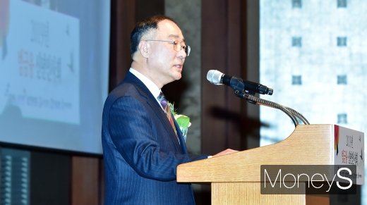 [머니S포토] 2019 범금융 신년회, 인사말하는 홍남기