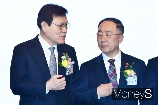 [머니S포토] 범금융 신년인사회, 대화 나누는 홍남기-최종구