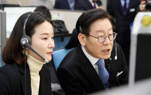 ▲ 도 콜센터 일일 상담사 체험하는 이재명(오른쪽) 경기지사. / 사진제공=경기도