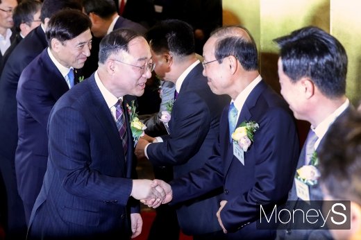 [머니S포토] 인사 나누는 홍남기 부총리