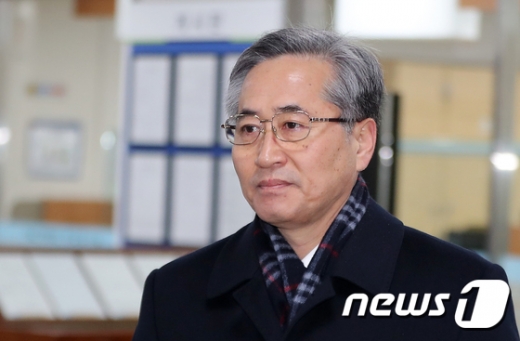 추명호 전 국가정보원 국익정보국장이 3일 오전 서울 서초구 서울중앙지법에서 열리는 1심 선고공판에 출석하고 있다./사진=뉴스1