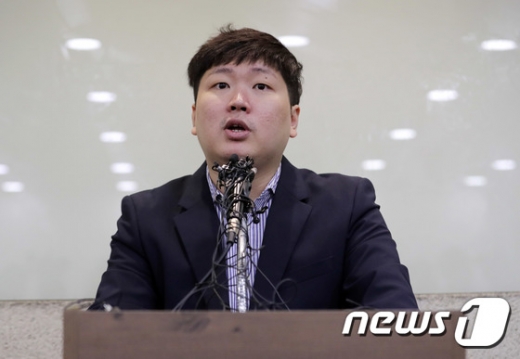 신재민 전 기획재정부 사무관이 2일 오후 서울 강남구 역삼동의 한 빌딩에서 입장을 밝히는 기자회견을 갖고 있다./사진=뉴스1