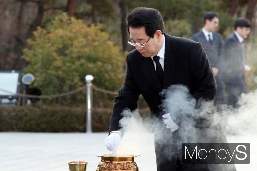 현충탑 참배하는 김영록 전남도지사 /사진=전남도 제공