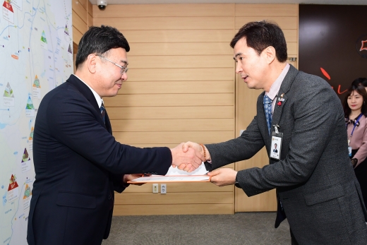서철모 화성시장이 박재호 고문변호사에게 위촉장을 전달하고 있다. /사진제공=화성시청