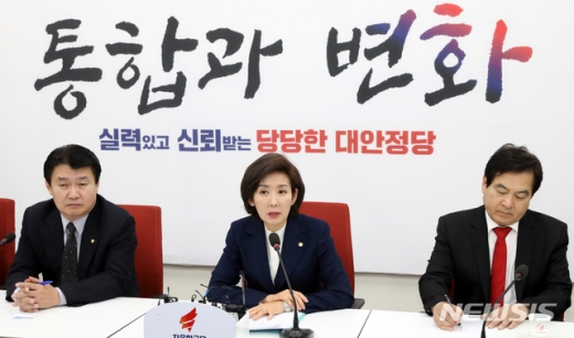 자유한국당 의원들이 4일 모여 전직 기획재정부 사무관 신재민씨의 폭로와 관련 대책을 논의한다.한국당은 이날 오전 국회에서 긴급의원총회를 열고 신씨의 폭로와 관련 진상조사 및 신씨를 지원하기 위한 방안에 관해 논의할 예정이다.신씨는 지난해 12월30일부터 유튜브를 통해 청와대의 KT&G 사장 및 서울신문 사장 교체 압력 의혹, 적자국채 발행 압력 의혹을 제기해왔다.지난 2일 기자회견을 열고 국채발행 의혹과 관련 김동연 당시 경제부총리와 차영환 당시 경제정책비서관을 지목하기도 했다.이튿날인 3일 그는 친구에게 극단적 선택을 암시하는 문자메시지를 남기고 잠적했다가 발견돼 병원으로 이송됐다. 생명에는 지장이 없다고 한다.한국당 원내지도부는 신씨의 폭로 내용을 공유하고 의원들로부터 대응 방안에 관한 의견을 청취할 예정이다. 전날 기재위·정무위 소속 한국당 의원들과 긴급회의를 열고 대책을 논의하기도 했다.한국당은 신씨를 '공익제보자'로 보고, 그가 폭로한 내용과 관련 국회 상임위원회 개최 및 국회 국정조사, 특별검사 추진 등 다양한 수단을 통한 진상규명 방안을 검토하고 있다. 특히 국채 발행 의혹과 관련해선 '나라살림 조작 진상조사단'도 구성했다.한국당 핵심관계자는 이날 뉴스1과의 통화에서 "다행이 큰 사고는 없었지만 신씨가 극단적 선택을 시도했다"며 "우리가 아무 것도 하지 않을 수 있겠나. 대책을 논의해볼 것"이라고 말했다. /사진=뉴시스
