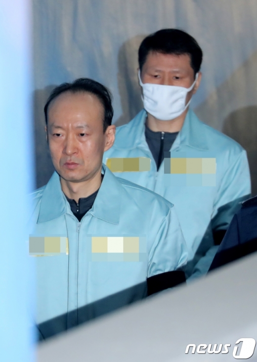 이재만 전 청와대 총무비서관(왼쪽)과 안봉근 전 국정홍보비서관이 4일 오전 서울 서초구 서울 고등법원에서 열린 특정범죄가중처벌법상 뇌물 등 항소심 선고 공판에 출석하고 있다. /사진=뉴스1
