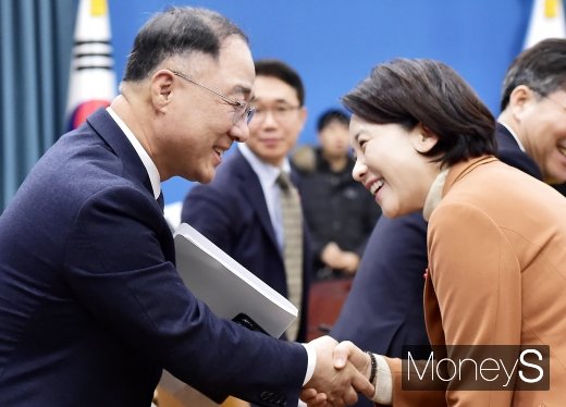 [머니S포토] 경제활력대책회의, 인사 나누는 부총리들