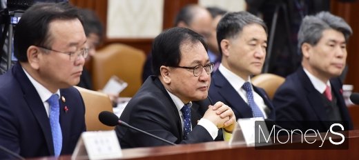 [머니S포토] 제4차 경제활력대책회의 참석한 장관들