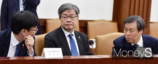 [머니S포토] 의견 나누는 김상조-이재갑-도종환
