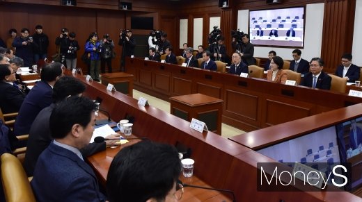 [머니S포토] 한자리 모인 장관들