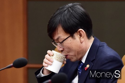 [머니S포토] 경제활력대책회의, 목 축이는 김상조