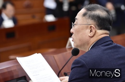 [머니S포토] 최저임금 목소리 낸 홍남기