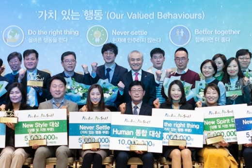 지난 3일 SC제일은행 본점 강당에서 개최된 '뉴 뱅크 뉴 스타트' 시상식 수상자들과 박종복 은행장(뒷줄 가운데)이 기념사진을 촬영하고 있다./사진=SC제일은행