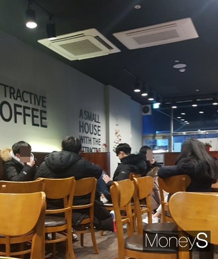 고등학생으로 보이는 8명의 학생들이 커피 한잔만 주문한 채 단체테이블에서 이야기를 하고 있다. /사진=류은혁 기자