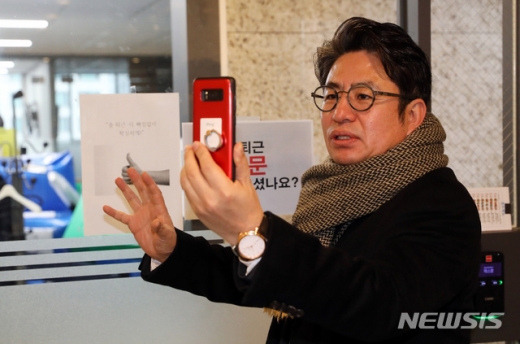 박종진 전 앵커가 바른미래당 당사에서 사진을 찍고 있다./사진=뉴시스