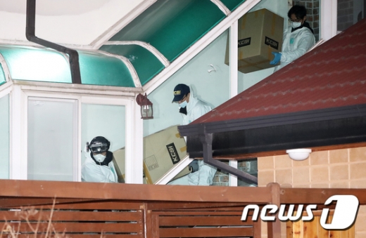 가스누출 추정 사고로 10명의 사상자가 발생한 경포 아라레이크 펜션에서 국과수 관계자가 보일러를 해체해 차량에 옮기고 있다./사진=뉴스1