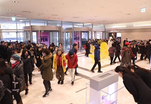 4일 오전, 롯데백화점 인천터미널점 오픈을 맞아 고객들이 방문한 모습./사진=롯데백화점