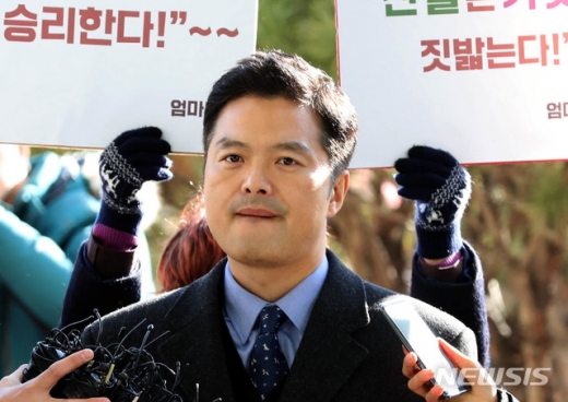 청와대 민간인 사찰 의혹 수사와 관련해 김태우 수사관이 지난 3일 오후 서울 송파구 서울동부지검으로 참고인 자격으로 조사를 받기 위해 출석해 기자들의 질문에 답하고 있다. /사진=뉴시스
