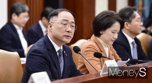 제4차 경제활력대책회의 겸 경제관계장관회의가 지난 4일 서울 세종대로 정부서울청사 영상회의실에서 진행된 가운데 홍남기 경제부총리 겸 기획재정부 장관이 최저임금법 시행령 개정안 관련 모두발언을 하고 있다./사진=임한별 기자