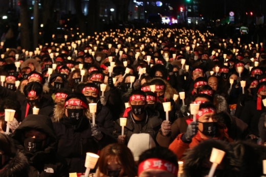KB국민은행 노조원들이 지난달 26일 서울 영등포구 여의도 본점 앞에서 총파업 결의대회를 열고 있다./사진=국민은행 노조 제공