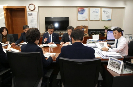허성곤 김해시장(오른쪽 첫번째)이 지난 4일  올해 첫 현안사업 대책보고회를 주재했다./사진-김해시